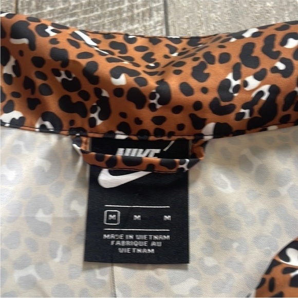 Nike Size Medium Leopard Printed Full Zip Sporty Jacket. - Picture 6 of 11